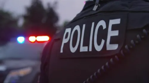 Il défie la police sur sa mini-moto et percute un véhicule