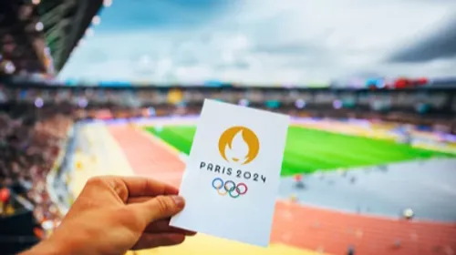 JO 2024 : le surfeur français Kauli Vaast décroche la médaille d'or