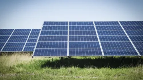 Une nouvelle centrale solaire, installée sur un aérodrome, a été...