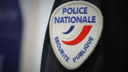 Un policier ouvre le feu sur un véhicule au cours d'une...