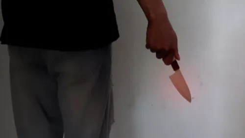 Un homme brandit un couteau pour menacer des enfants à proximité...