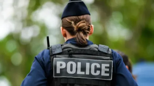 Deux agents de police ont été légèrement blessés devant la...