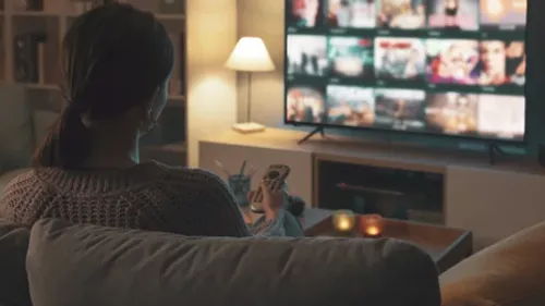 Bien que C8 ait cessé d’émettre, Touche pas à mon poste fait son...