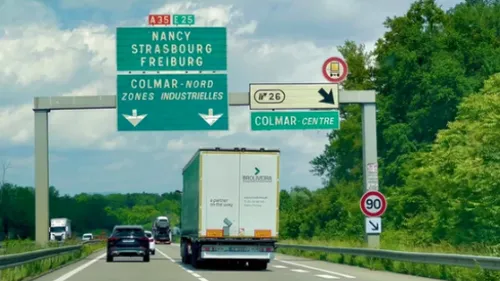 Strasbourg : un camion transportant des matières dangereuses sort...