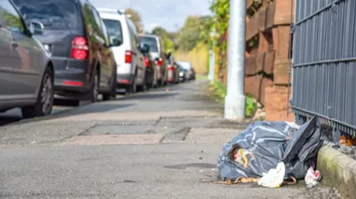 Confronté aux décharges illégales de déchets, ce maire mène une...