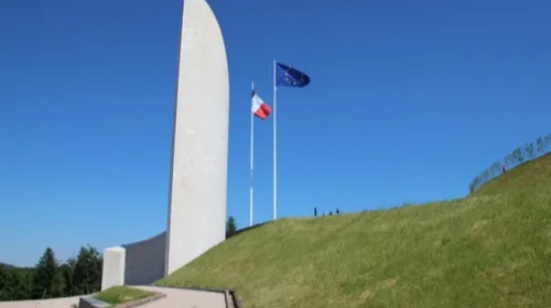 "La chaleur des douches provenait de l'incinération des déportés" :...