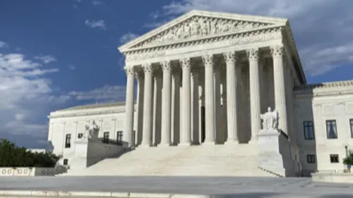 La Cour suprême des États-Unis autorise l’expulsion de migrants...