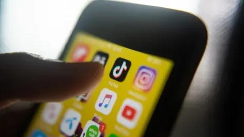 Réseaux sociaux : l’Assemblée nationale vote l’interdiction pour...