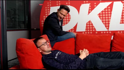 Michaël sur le canapé DKL