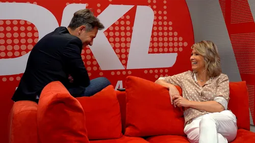 Myriam sur le canapé DKL