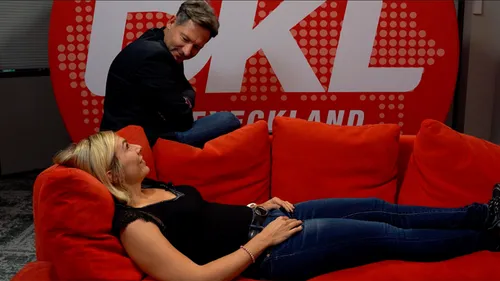 Emilie sur le canapé DKL !