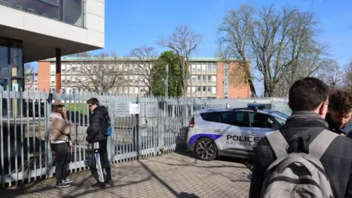 Alertes à la bombe touchant une quinzaine d'établissements...
