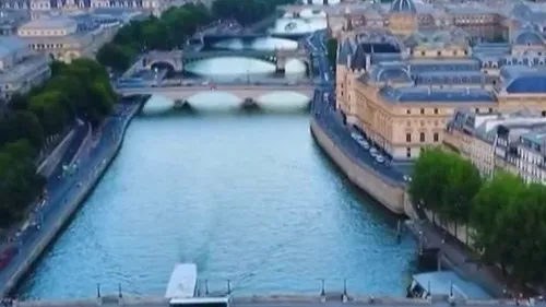 Paris 2024 : des tentatives de coloration de la Seine avec un...