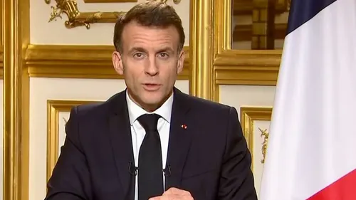 Emmanuel Macron ordonne le déploiement du porte-avions...