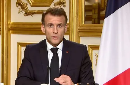 Emmanuel Macron ordonne le déploiement du porte-avions...