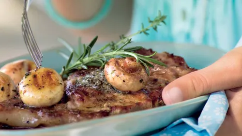 Côte de porc au thym et champignons