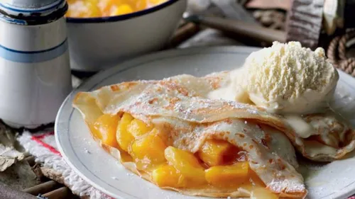 Crêpe à l'abricot et sa boule de glace vanille