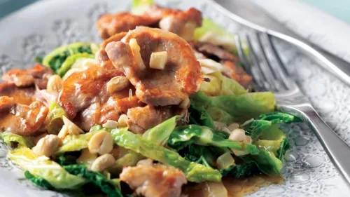 Escalope de porc, chou et cacahuète