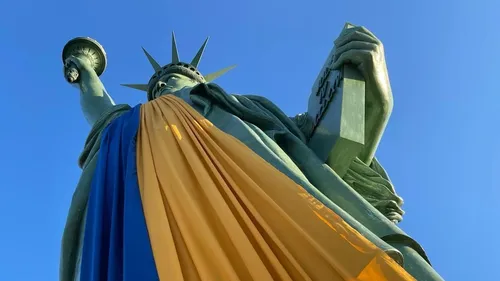 Colmar : la statue de la Liberté ceinte d'un drapeau géant de...