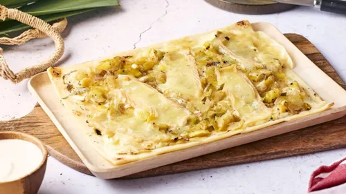 Tarte flambée aux poireaux et munster