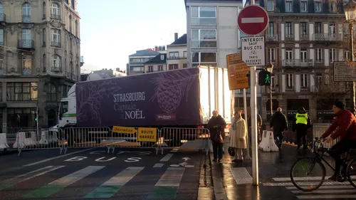 Moins de filtrage et de fouilles, retour du tram au centre-ville :...