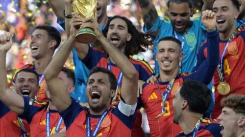 L'Espagne sacrée championne du monde, Zidane attendu chez les Bleus