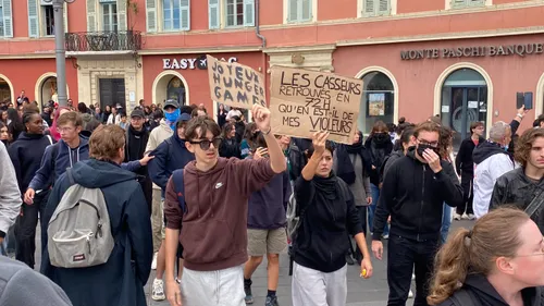 Plus de 500 personnes réunies devant la mairie de Nice contre les...