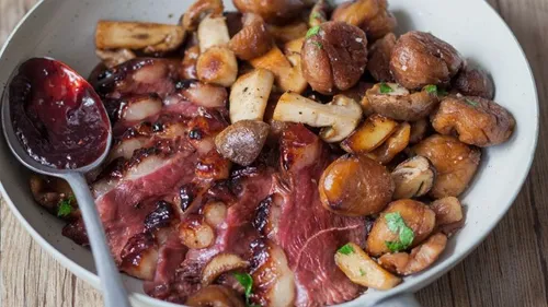 Magret de canard aux marrons, cèpes et confiture d'airelles