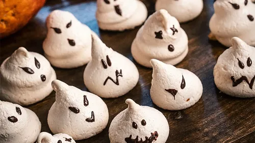 Meringues en costume de fantômes