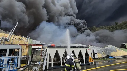 Important incendie dans un entrepôt à Carros