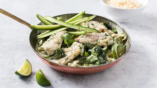 Curry de poisson au brocoli, poivron et concombre