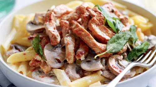 Penne à la crème et escalopes de porc aux champignons