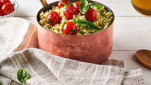 Risotto au pesto vert, parmesan, lard grillé et tomates cerises