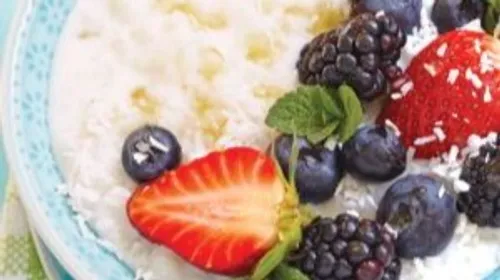 Riz au lait de coco et salade de fruits rouges
