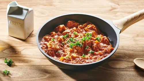 Emincé de poulet à la sauce tomate et crème