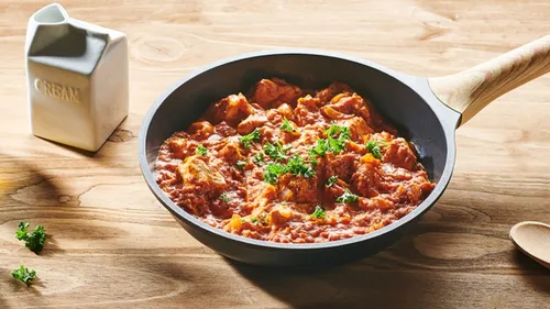 Emincé de poulet à la sauce tomate et crème