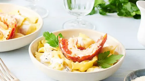 Raviolis et queue de homard aux herbes