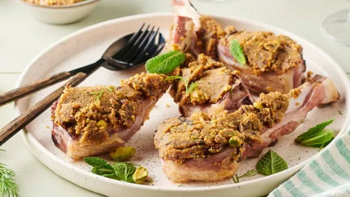 Côtelettes d'agneau en croute à la pistache
