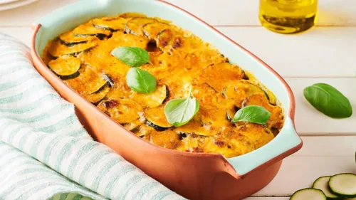 Gratin de courgettes avec coulis de tomate et basilic