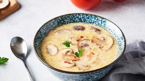 Soupe thaï au poulet et lait de coco