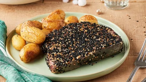 Thon rouge en croûte de sésame noir et doré 