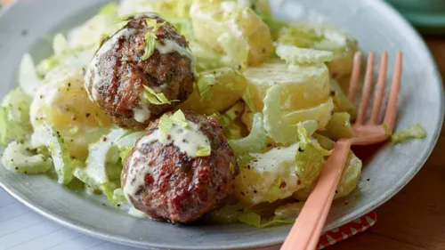 Salade de pommes de terre et fricadelles de bœuf