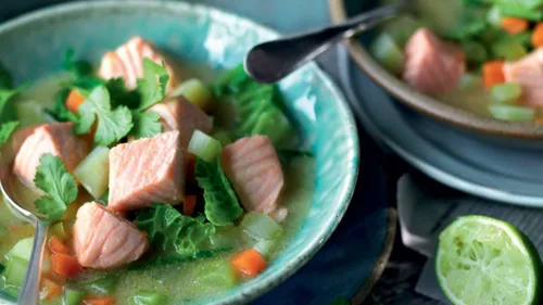 Soupe de saumon, pommes de terre et chou