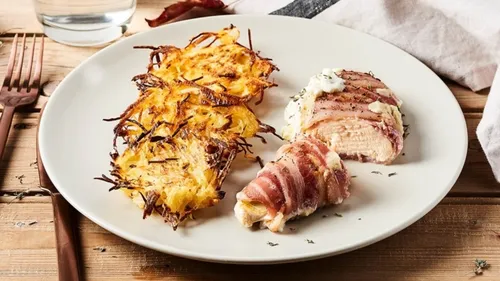 Suprême de poulet enlardée et galettes de pommes de terre