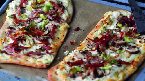 Tarte flambée maison (champignons et poireaux)