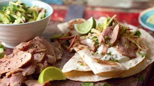 Tortilla, porc en lamelles et salade d'avocat