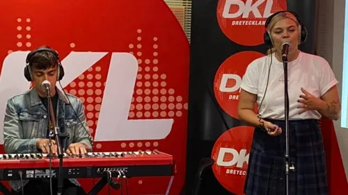 Louane sur DKL : réécouter son interview et ses deux titres...