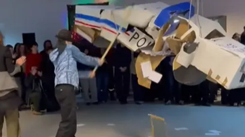 Mulhouse : des étudiants détruisent une voiture de police en piñata...