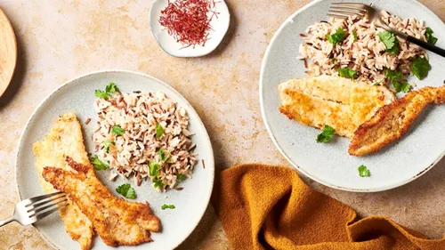 Filet de plie pané à la noix de coco et riz au safran