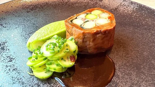 ROULÉ DE PALERON DE BŒUF ET ASPERGES D’ALSACE, JUS CORSÉ